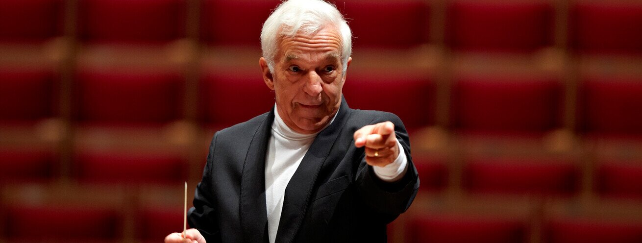 Ashkenazy Conducts