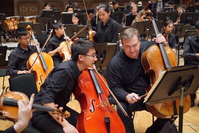 HK Phil Principal cellist Richard Bamping talking to Share the Stage young musician Kelvin Li