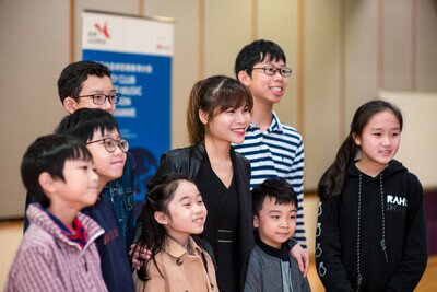 Pianist Rachel Cheung and school children who attended her sharing.