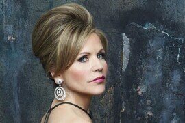 歌劇巨星弗萊明（Renée Fleming）睽違香港十二年，在音樂總監梵志登的帶領下，再度聯同港樂合作獻唱（11月8及9日）